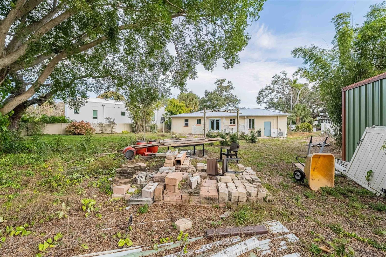 Listing photo id 14 for 6213 Sanders Drive