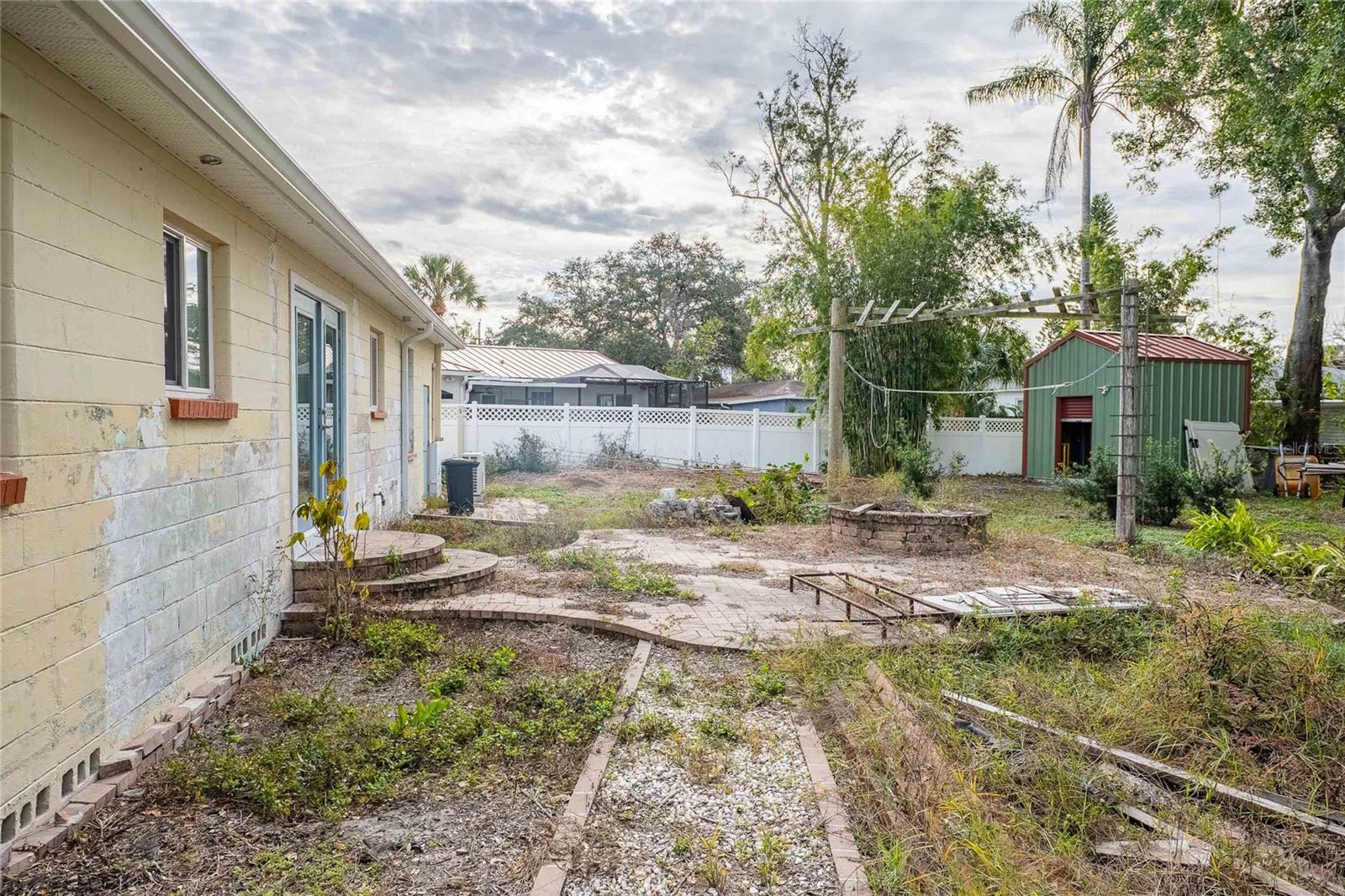 Listing photo id 16 for 6213 Sanders Drive