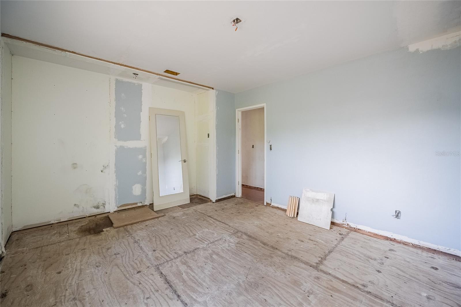 Listing photo id 34 for 6213 Sanders Drive