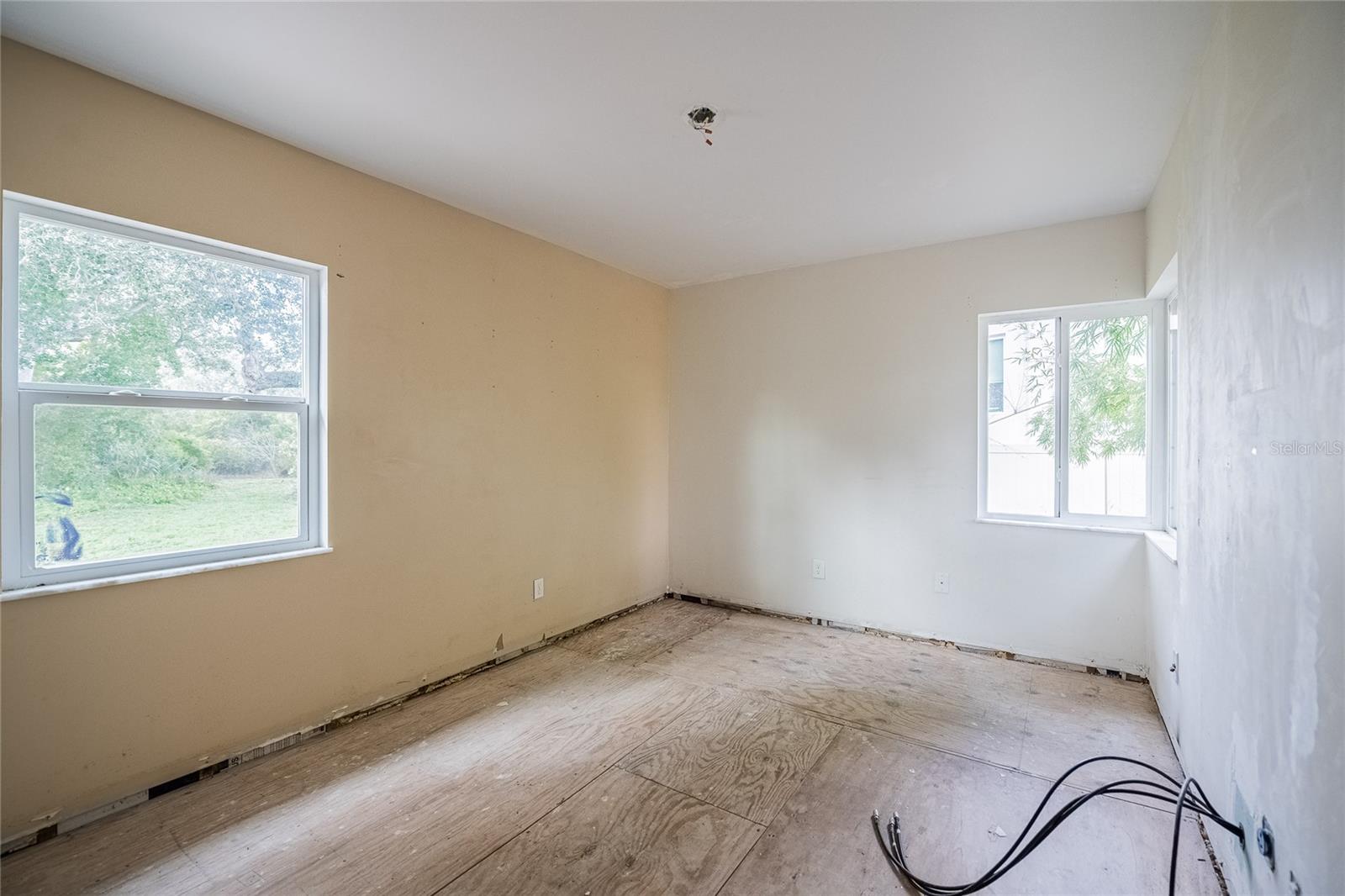 Listing photo id 35 for 6213 Sanders Drive