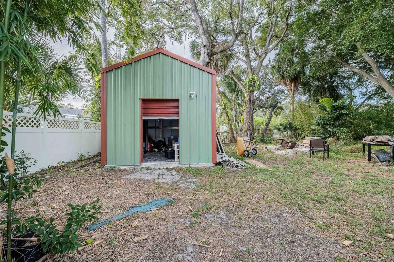 Listing photo id 7 for 6213 Sanders Drive