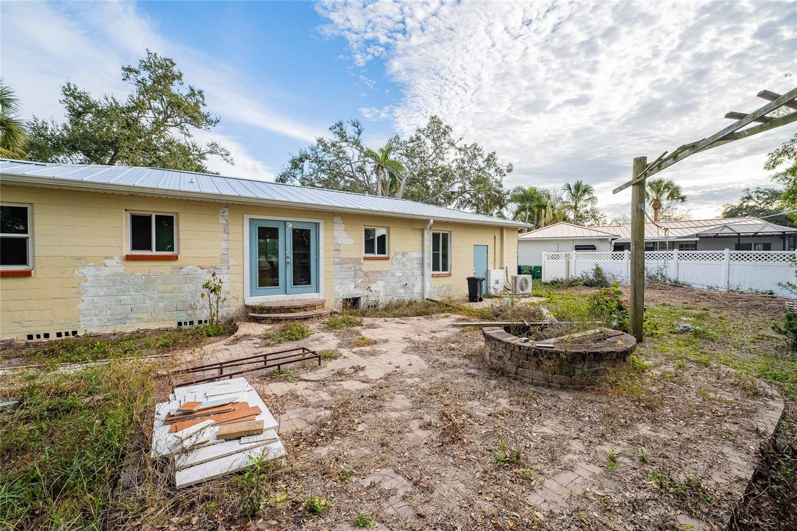 Listing photo id 9 for 6213 Sanders Drive