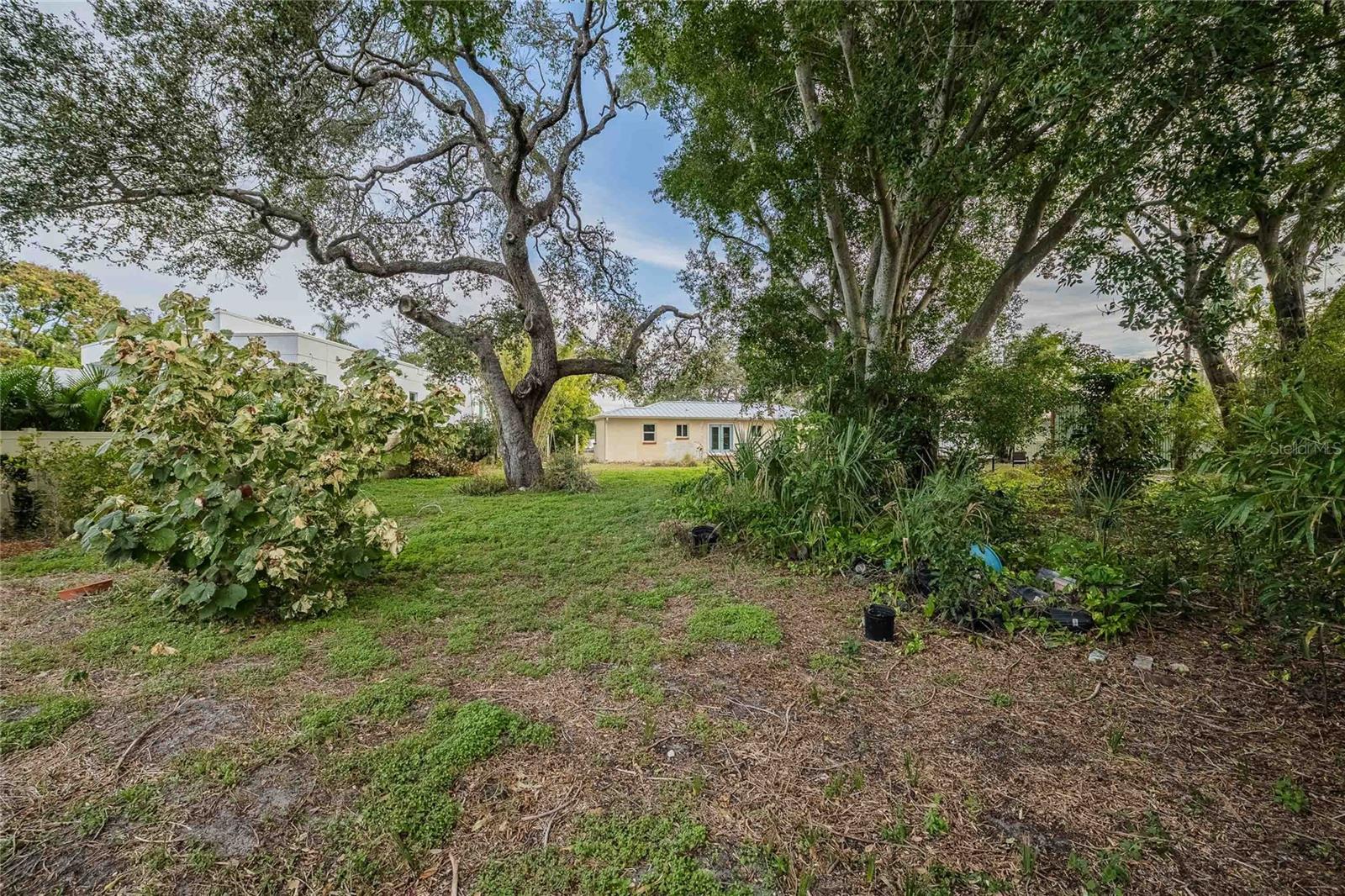 Listing photo id 11 for 6213 Sanders Drive