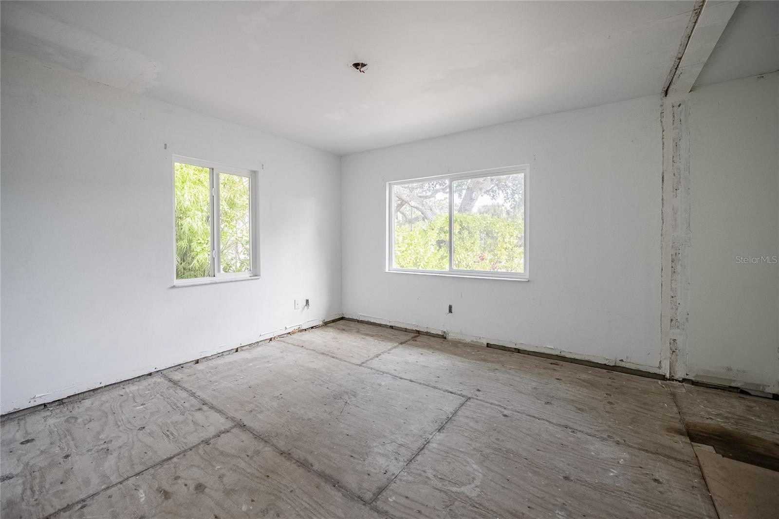 Listing photo id 31 for 6213 Sanders Drive