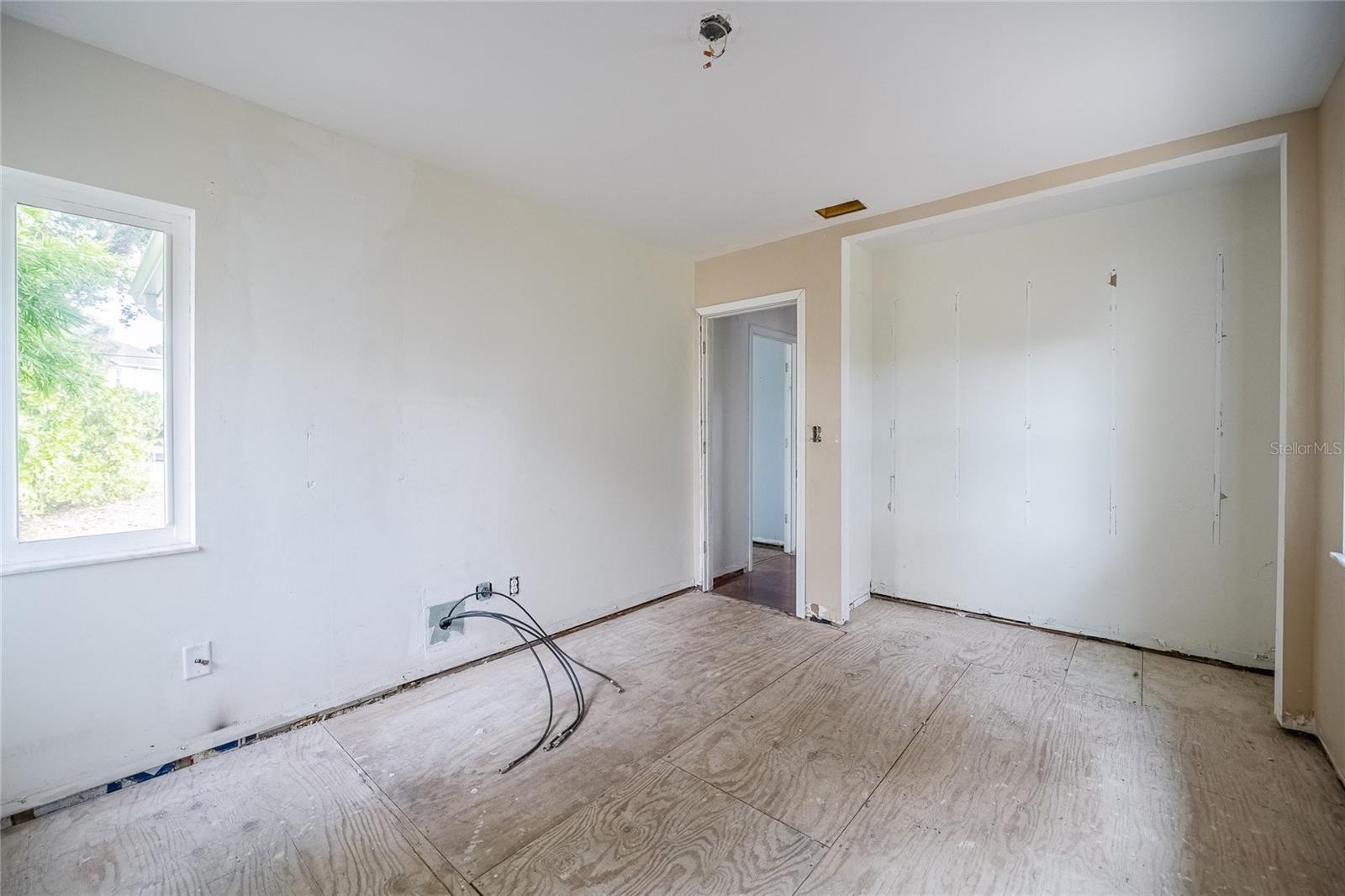 Listing photo id 34 for 6213 Sanders Drive