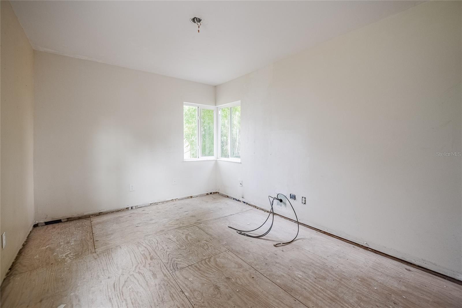 Listing photo id 35 for 6213 Sanders Drive