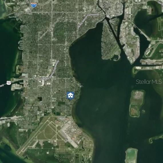 Listing photo id 3 for 6213 Sanders Drive