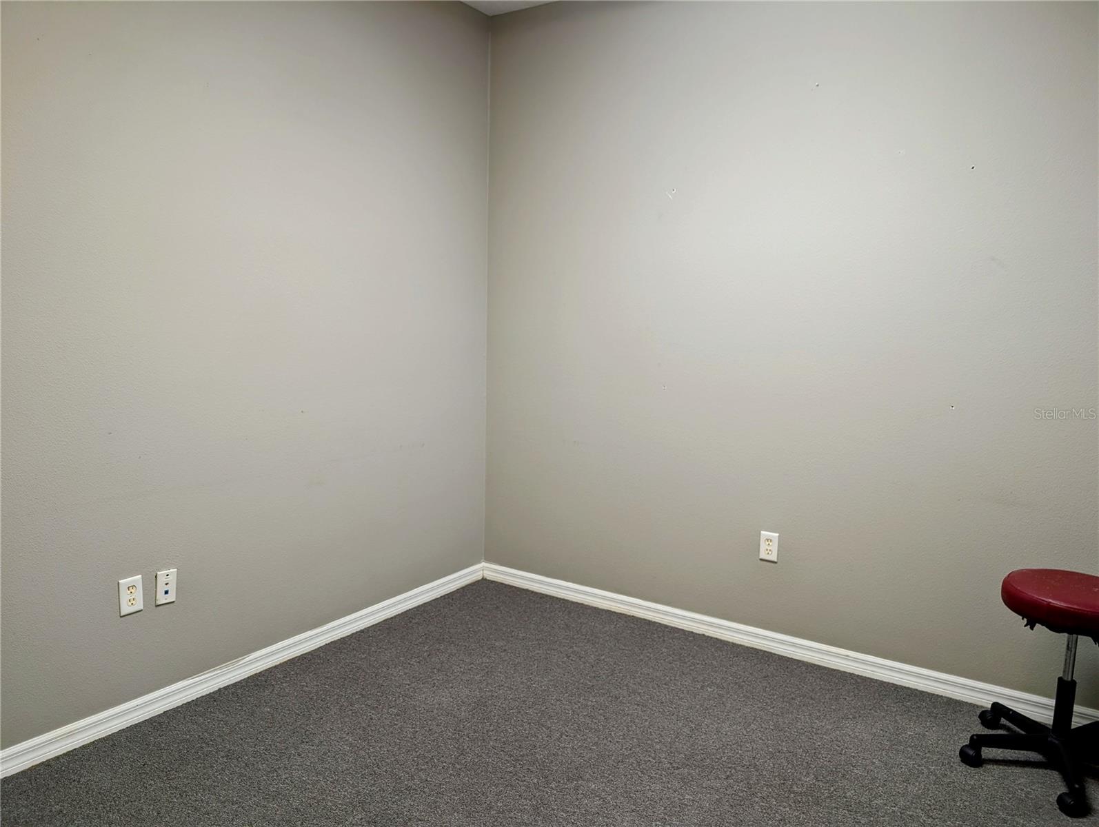 Listing photo id 8 for 6938 Linebaugh Avenue