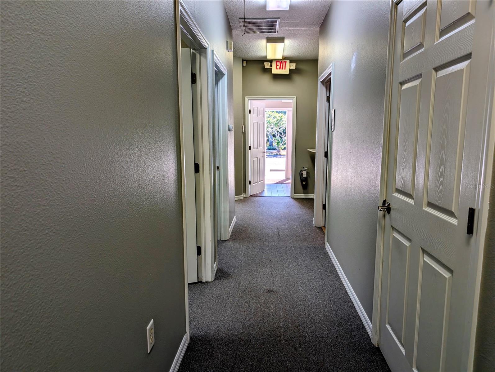 Listing photo id 9 for 6938 Linebaugh Avenue