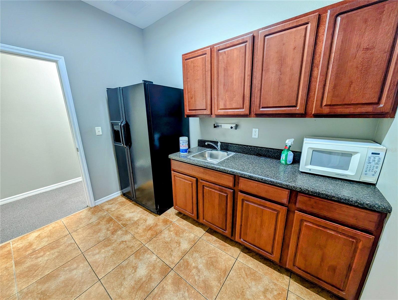 Listing photo id 10 for 6938 Linebaugh Avenue