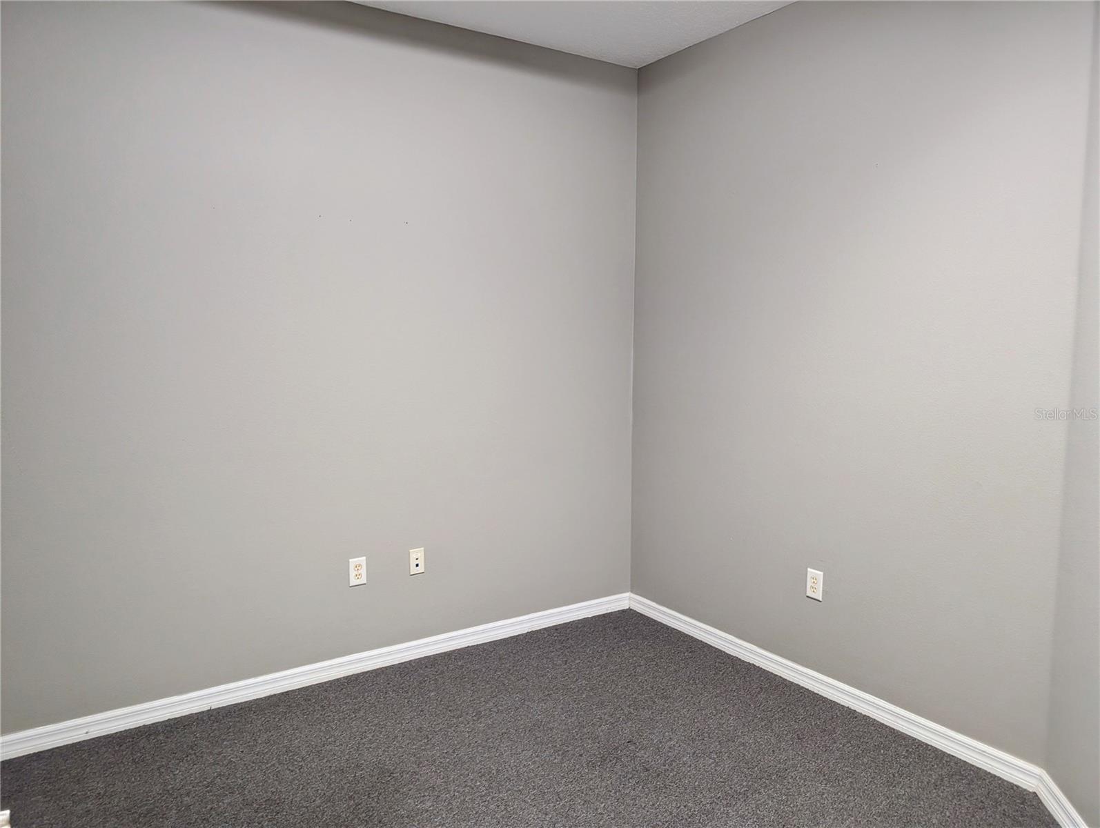 Listing photo id 11 for 6938 Linebaugh Avenue