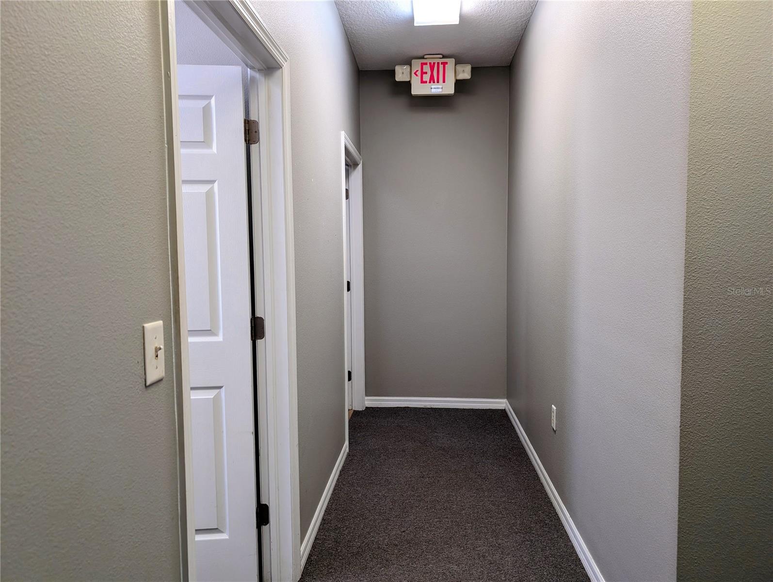 Listing photo id 12 for 6938 Linebaugh Avenue