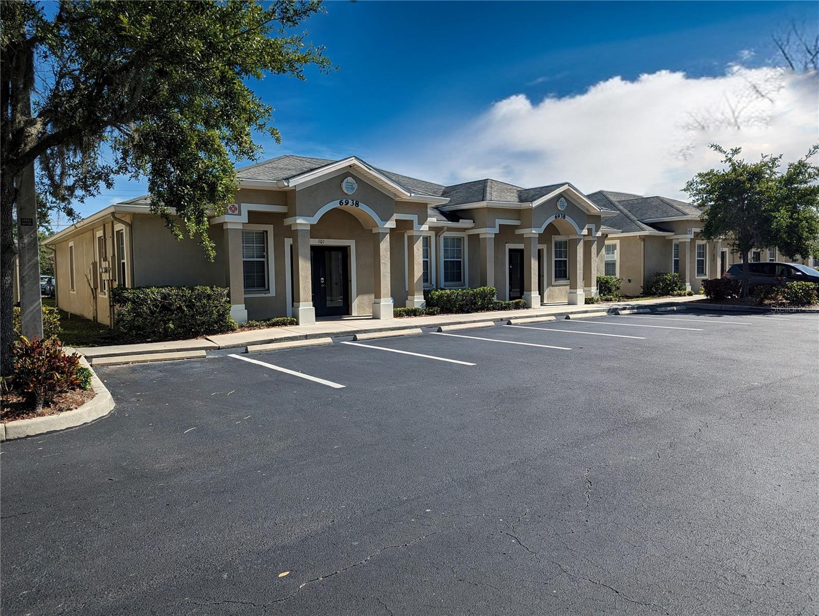 Listing photo id 1 for 6938 Linebaugh Avenue