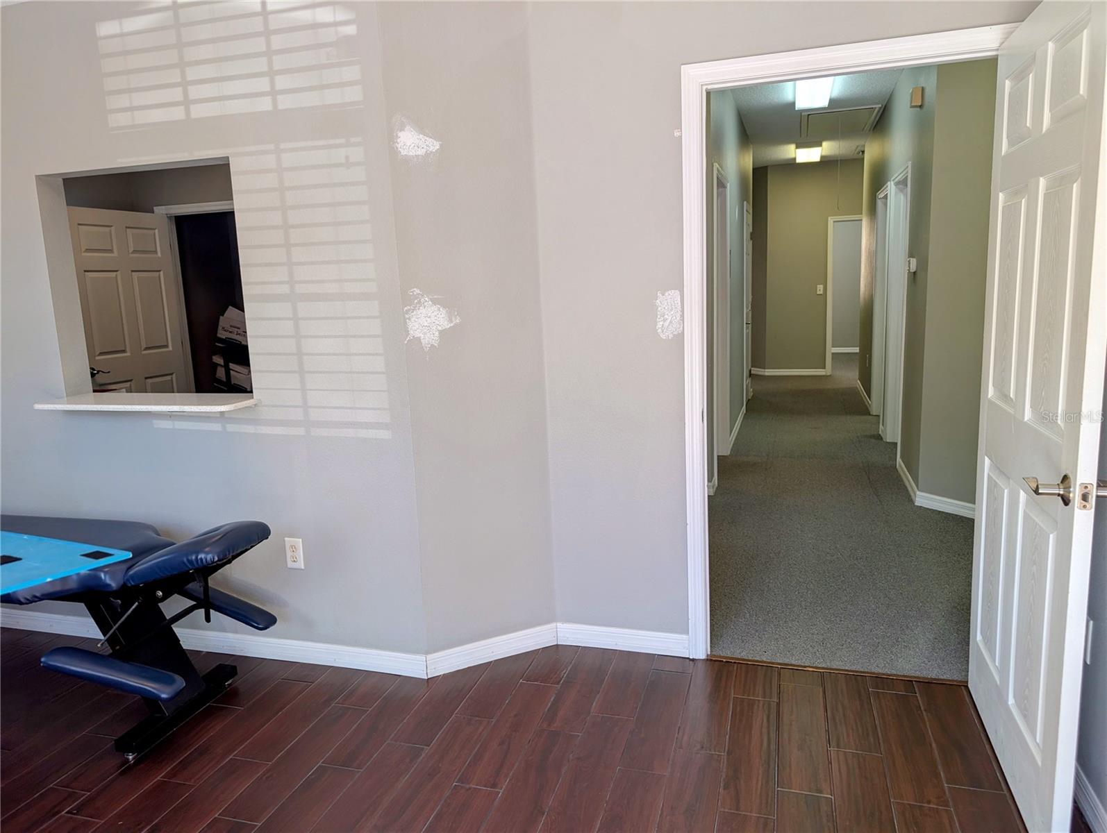 Listing photo id 2 for 6938 Linebaugh Avenue