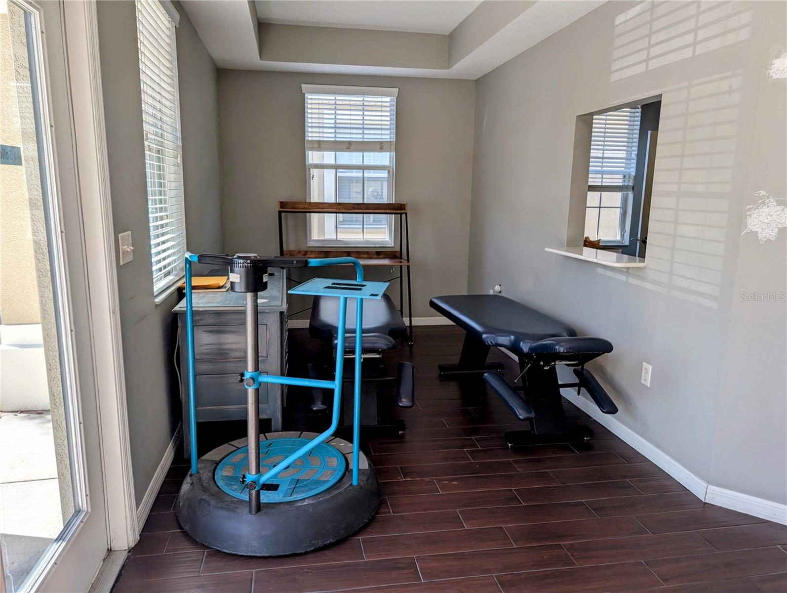 Listing photo id 3 for 6938 Linebaugh Avenue