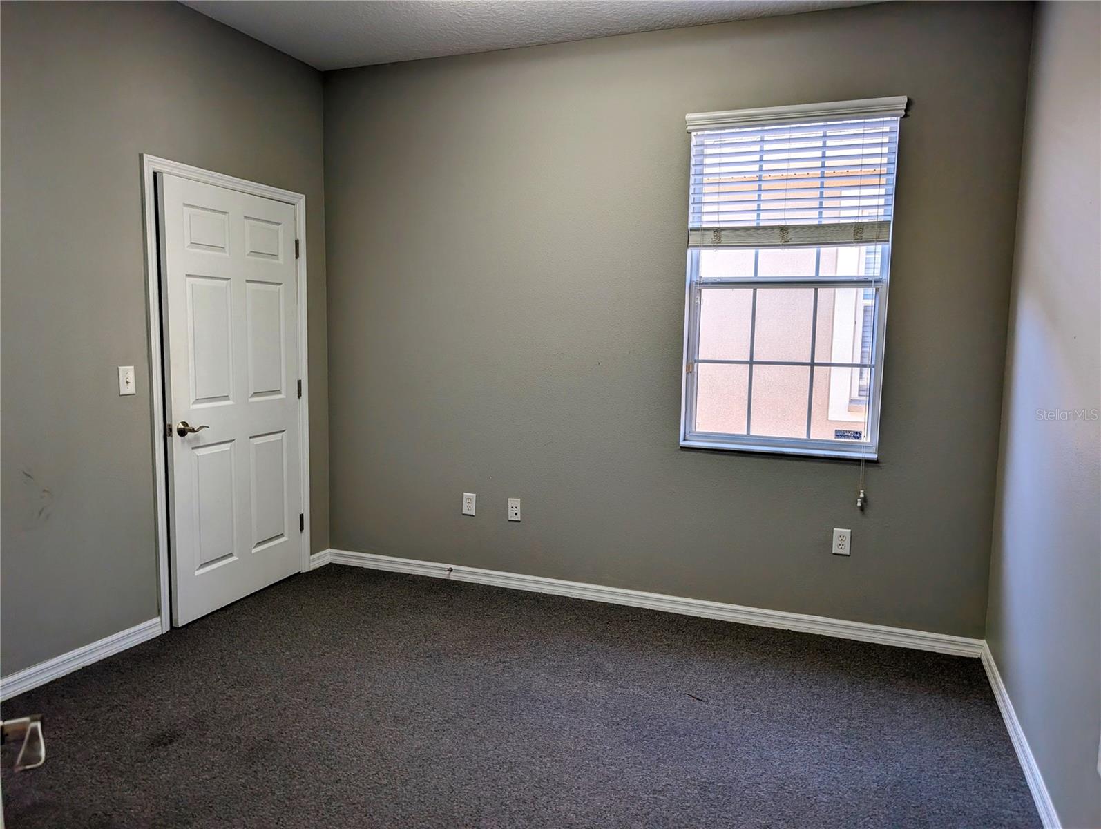 Listing photo id 5 for 6938 Linebaugh Avenue