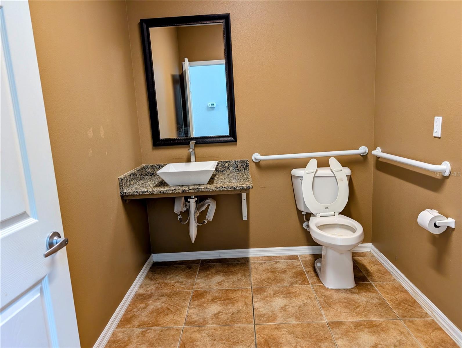 Listing photo id 6 for 6938 Linebaugh Avenue