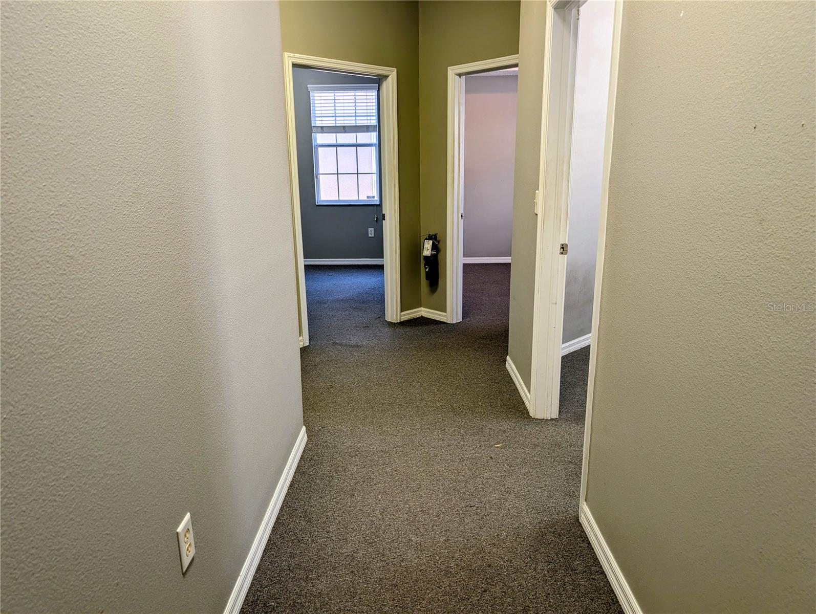 Listing photo id 7 for 6938 Linebaugh Avenue