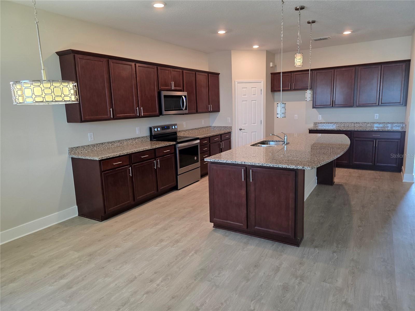 Listing photo id 10 for 13805 Tonya Anne Drive