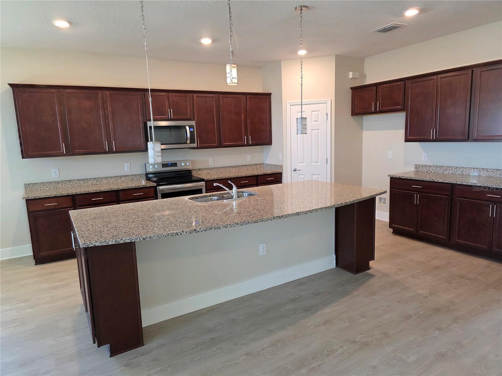 Listing photo id 7 for 13805 Tonya Anne Drive