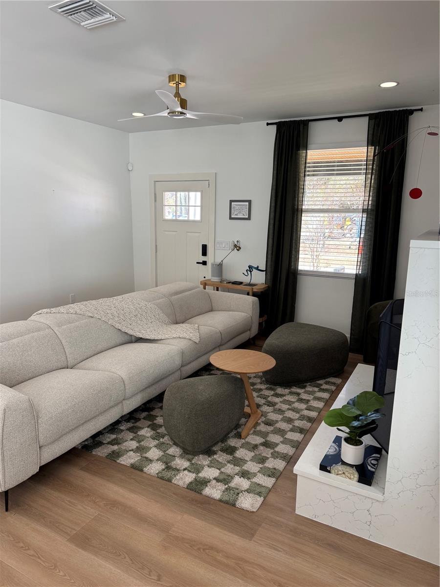 Listing photo id 3 for 212 Fremont Avenue