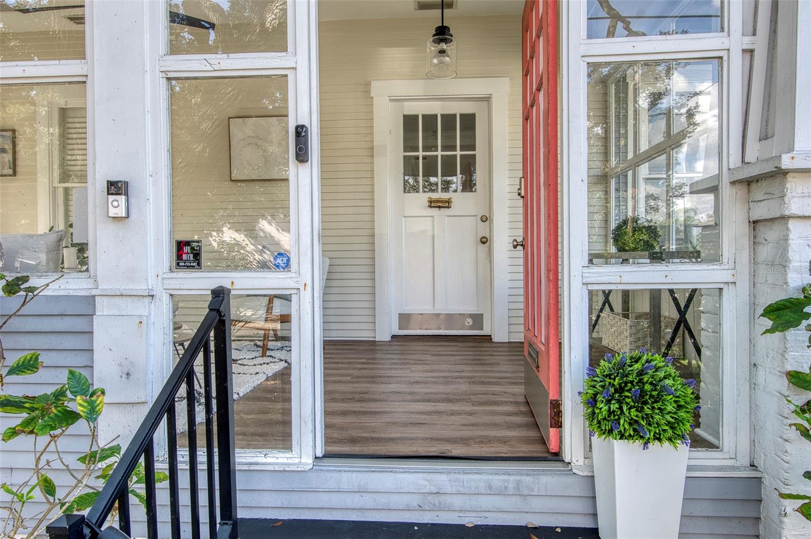 Listing photo id 9 for 2715 Ferdinand Avenue