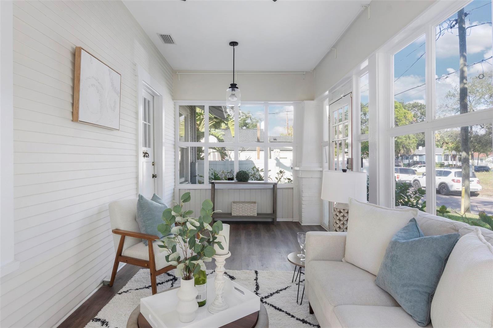 Listing photo id 12 for 2715 Ferdinand Avenue