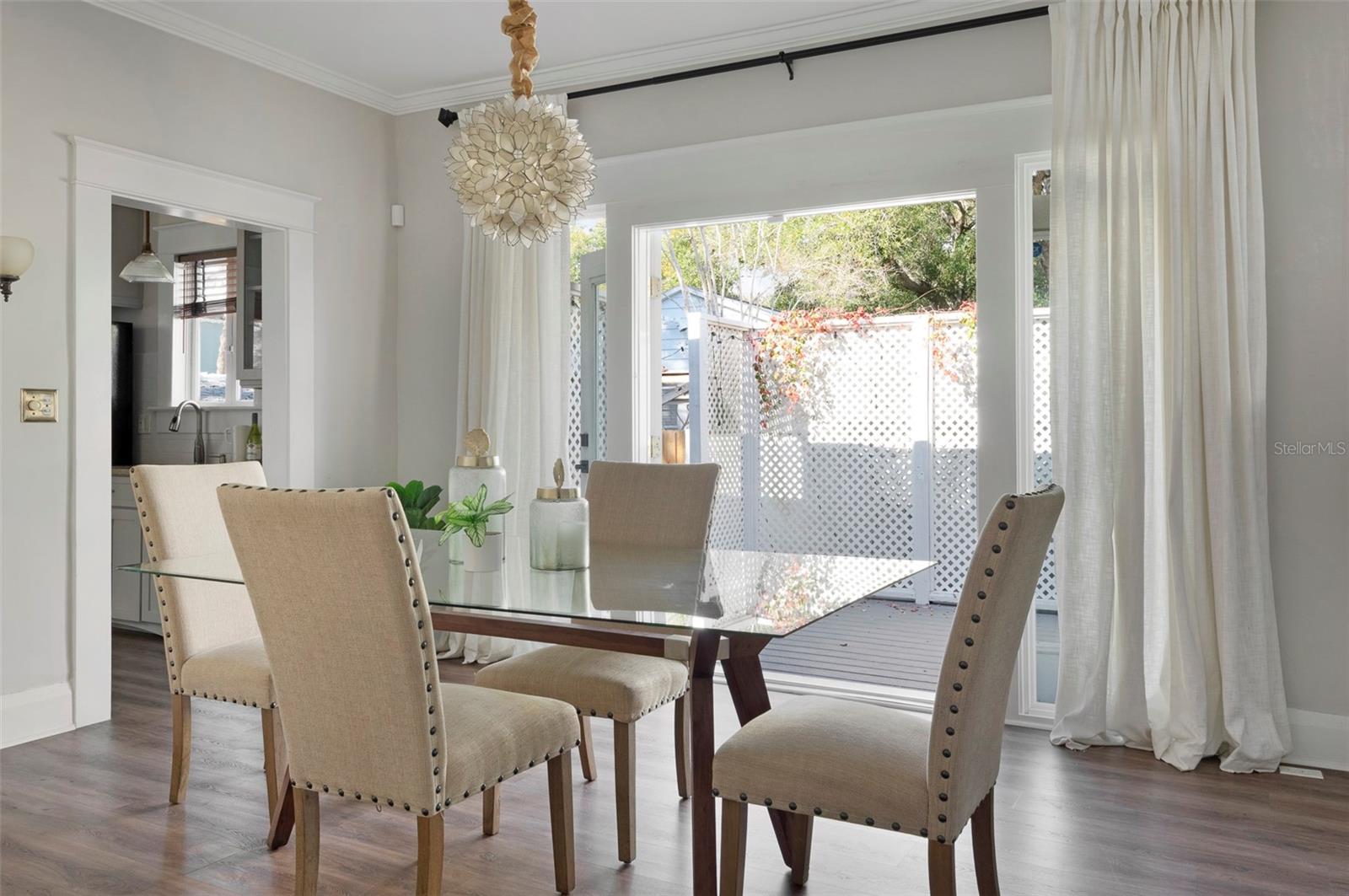 Listing photo id 19 for 2715 Ferdinand Avenue