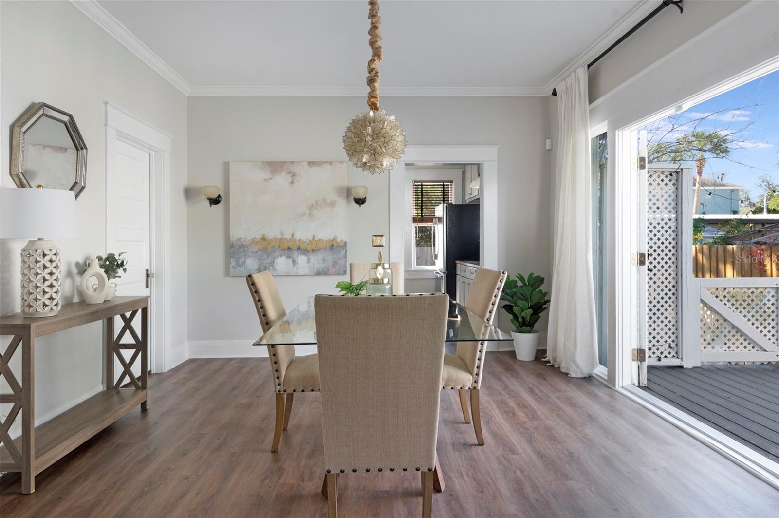 Listing photo id 20 for 2715 Ferdinand Avenue