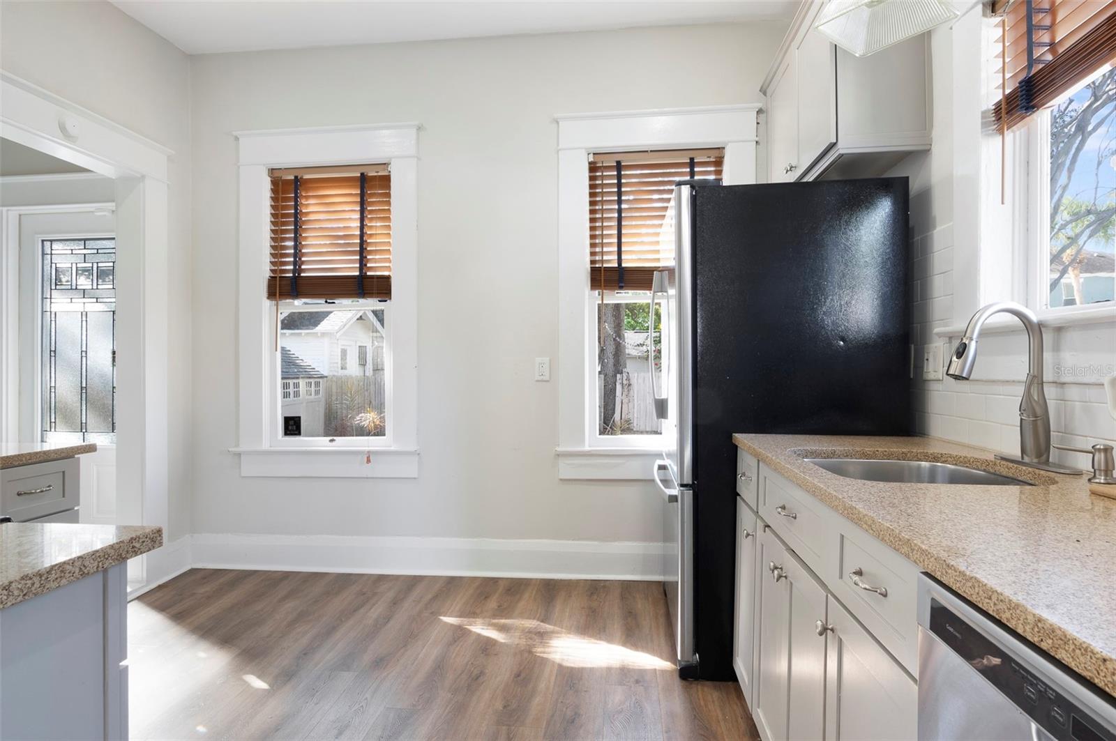 Listing photo id 24 for 2715 Ferdinand Avenue