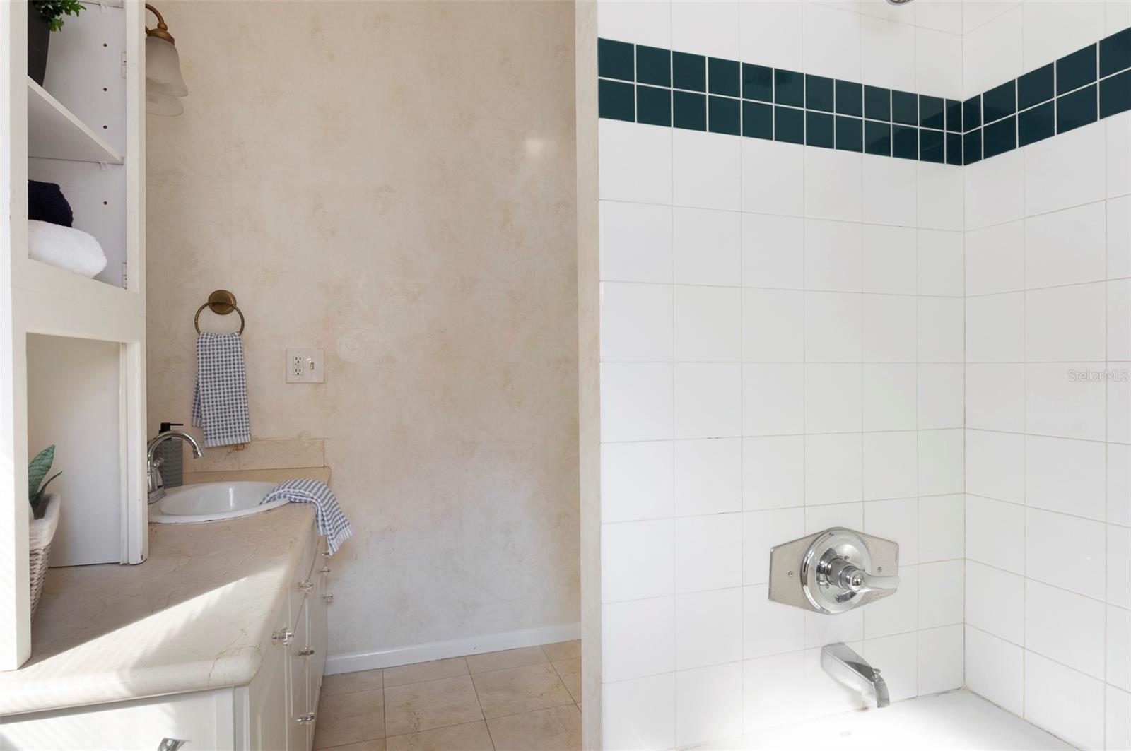 Listing photo id 30 for 2715 Ferdinand Avenue