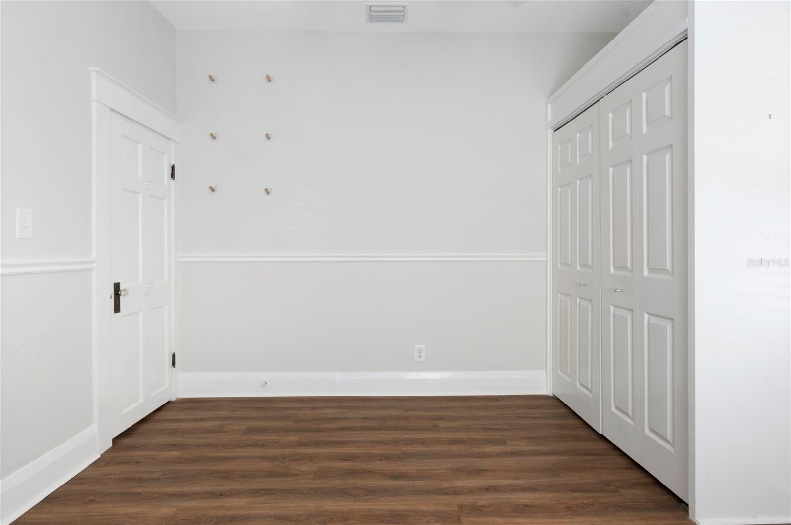 Listing photo id 34 for 2715 Ferdinand Avenue