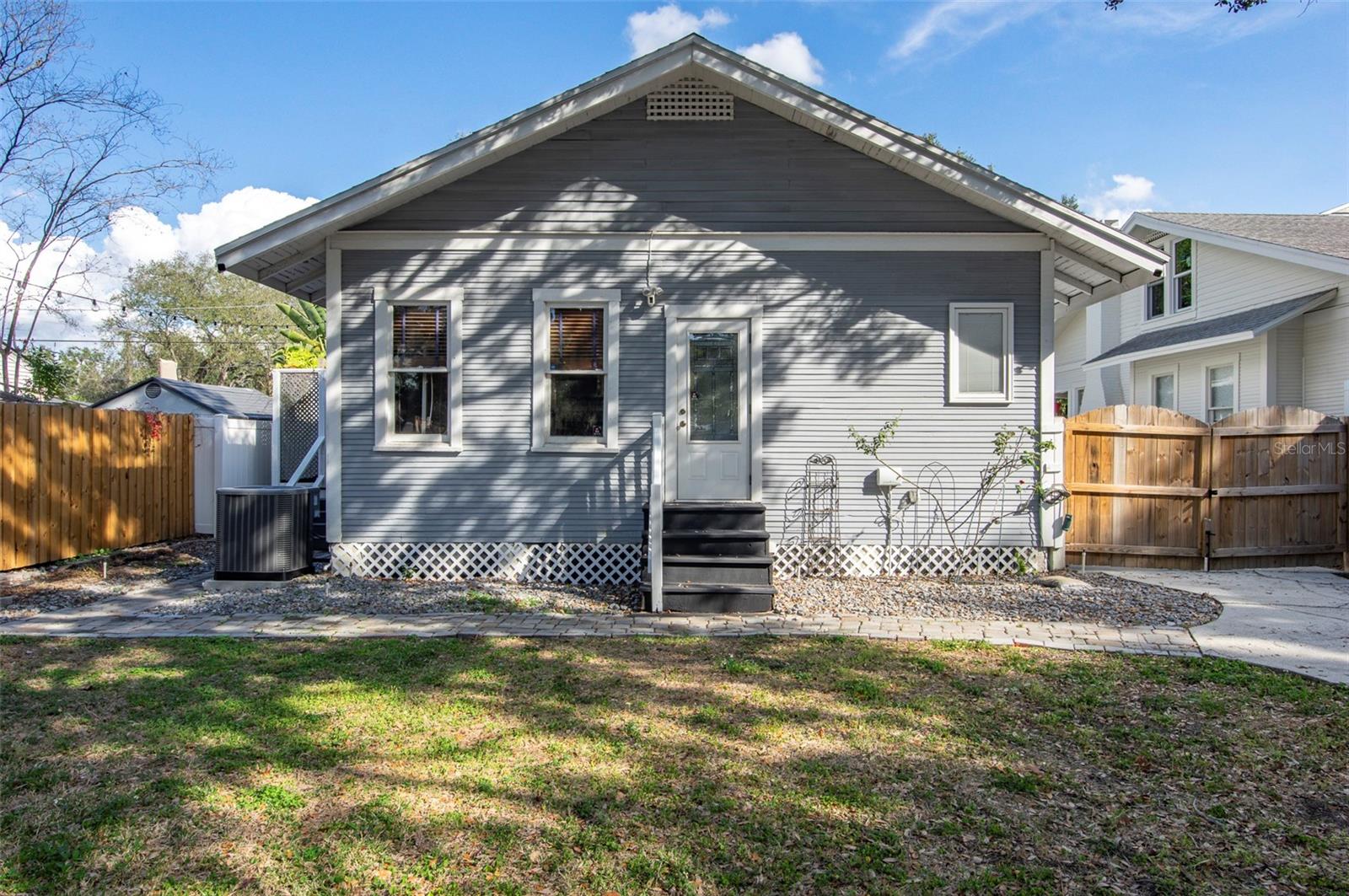 Listing photo id 40 for 2715 Ferdinand Avenue