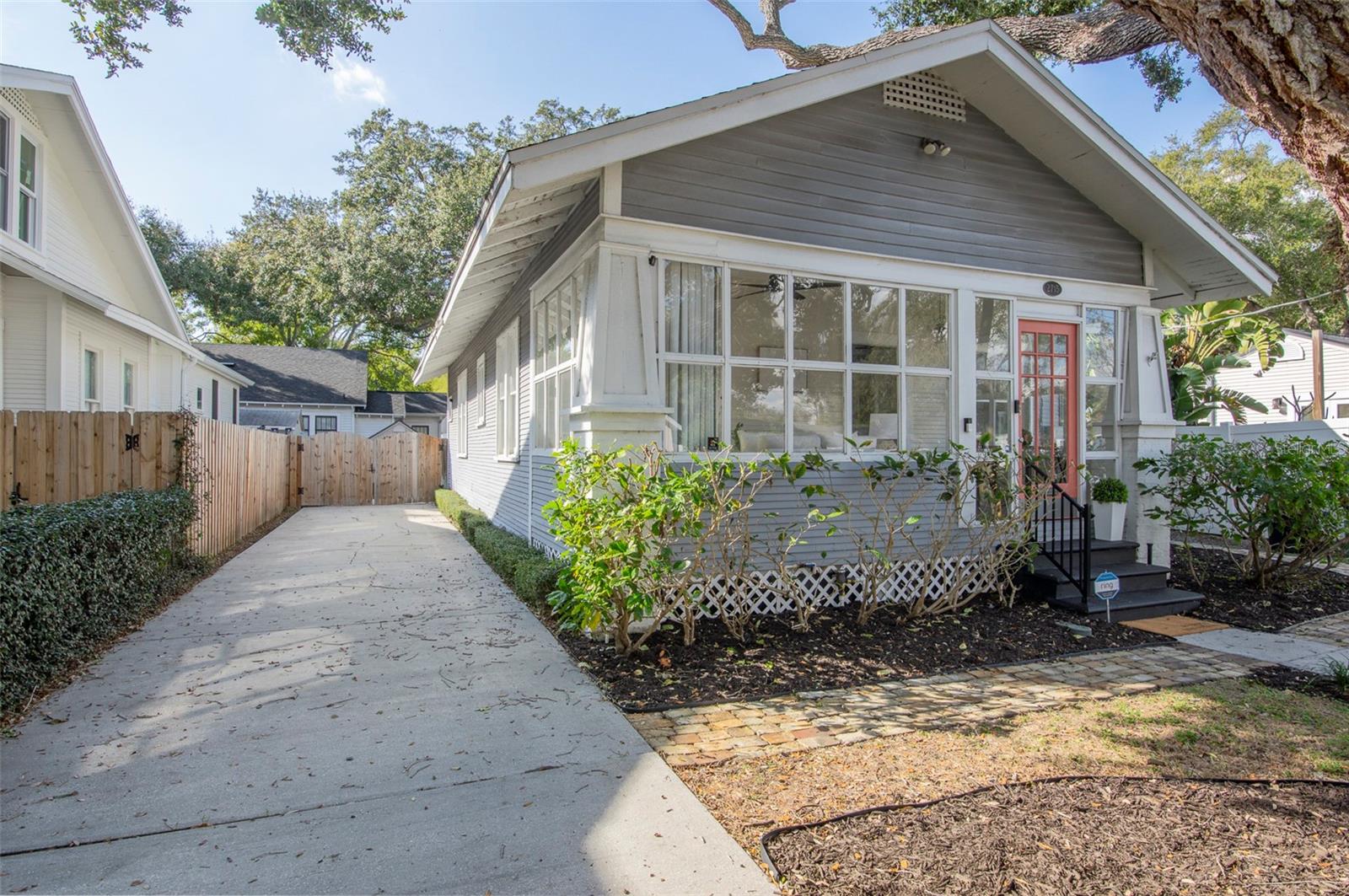 Listing photo id 3 for 2715 Ferdinand Avenue