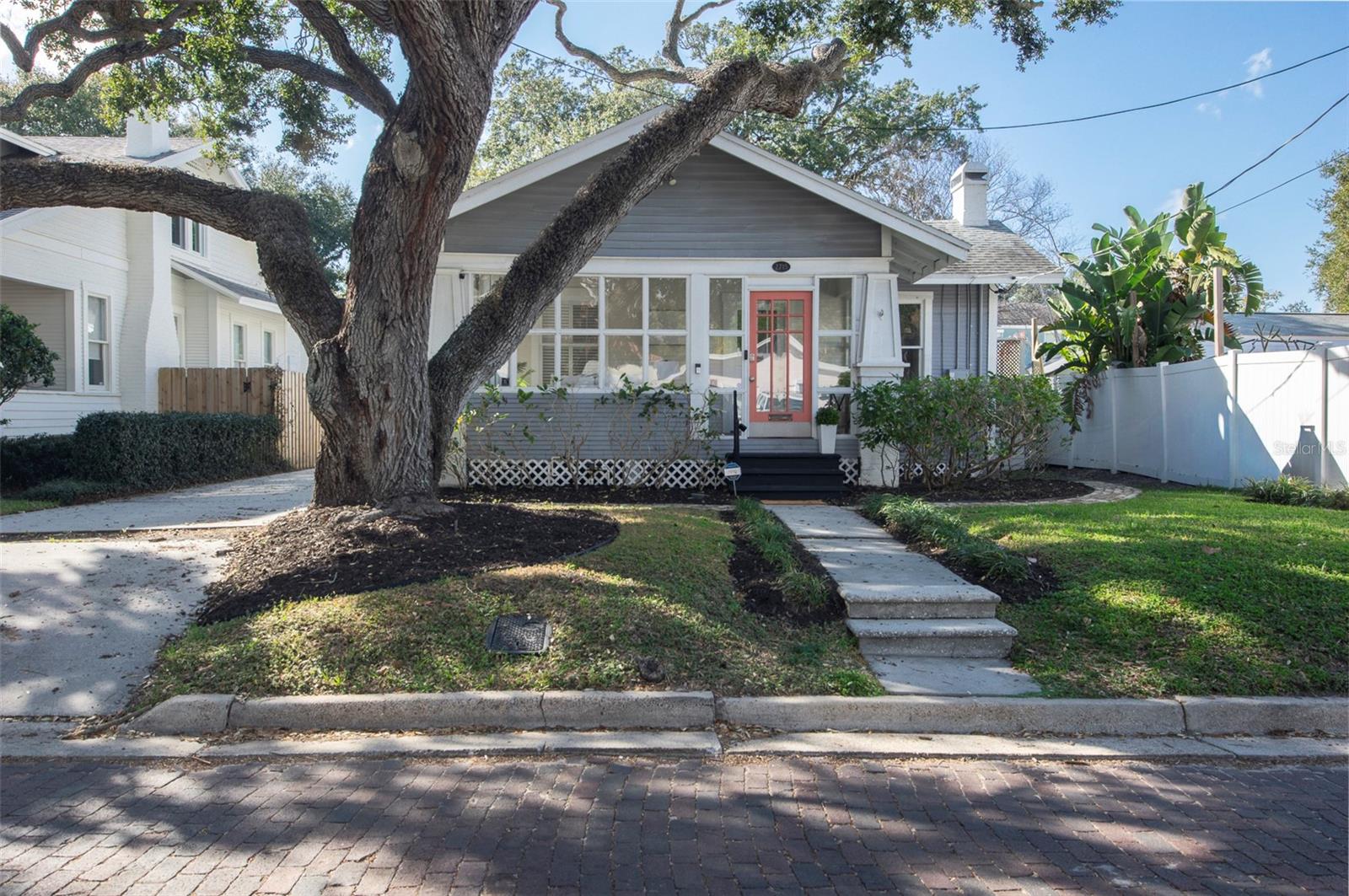 Listing photo id 6 for 2715 Ferdinand Avenue