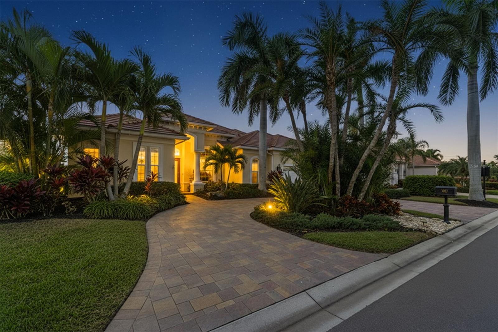 Image 15 of 100 For 807 3rd Street E