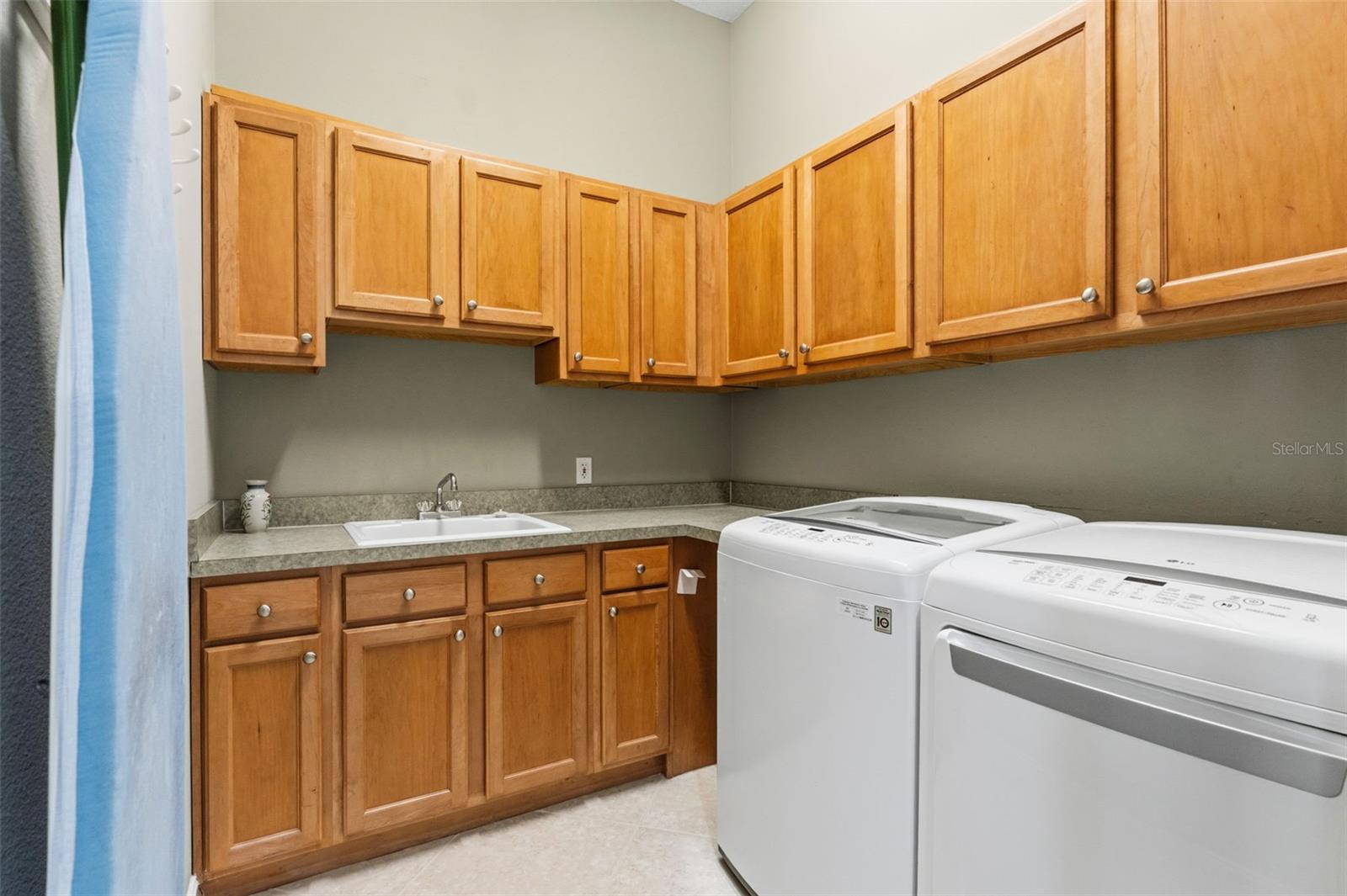 Image 44 of 100 For 807 3rd Street E