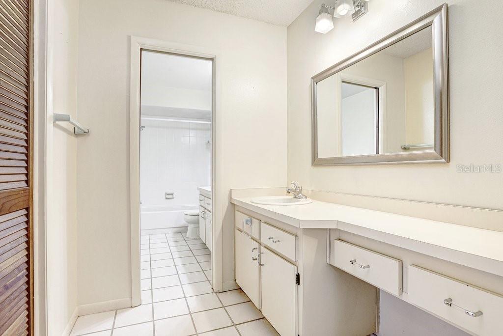 Image 14 of 44 For 1328 Corner Oaks Drive