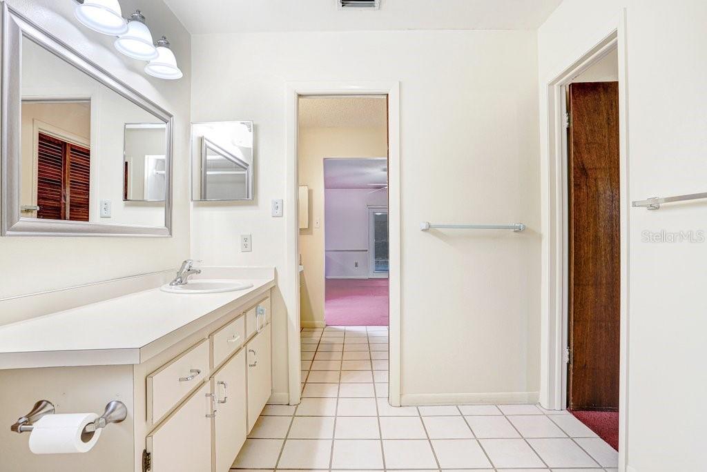 Image 15 of 44 For 1328 Corner Oaks Drive