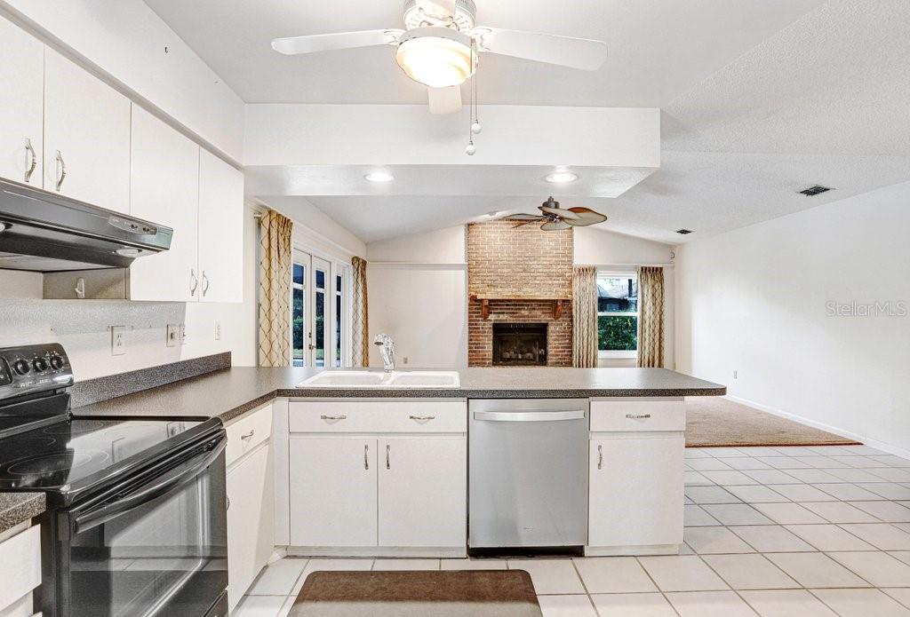 Image 16 of 44 For 1328 Corner Oaks Drive