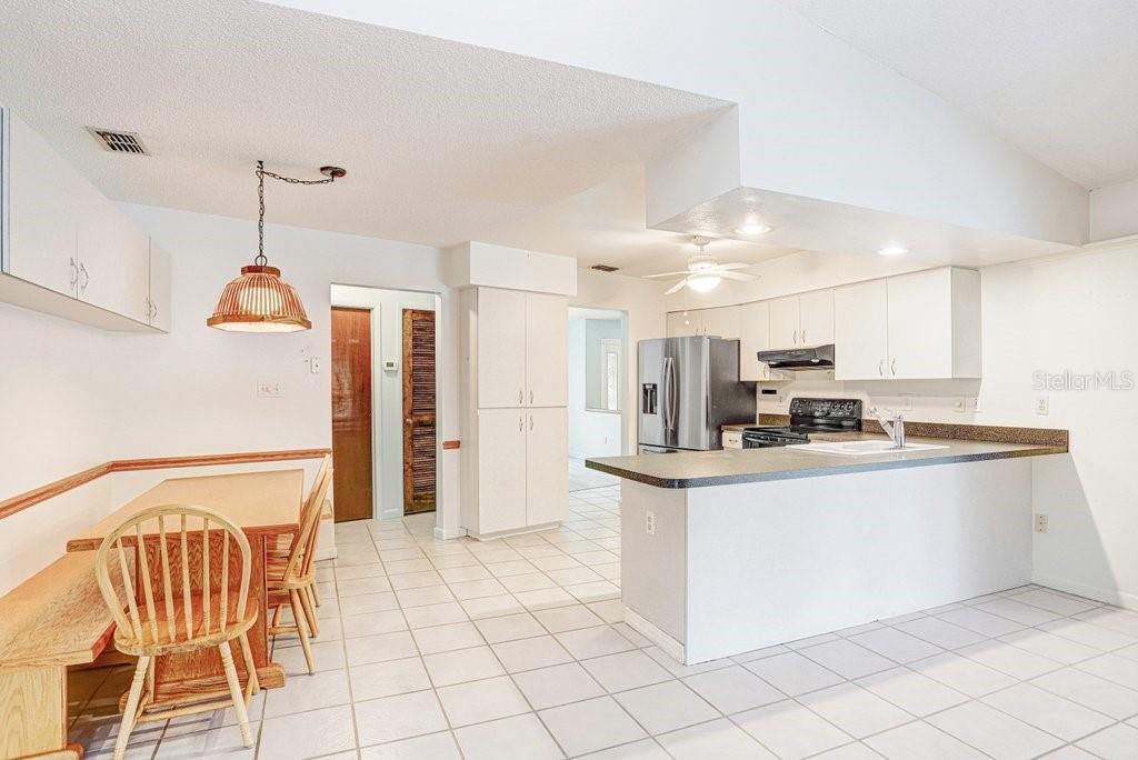 Image 18 of 44 For 1328 Corner Oaks Drive