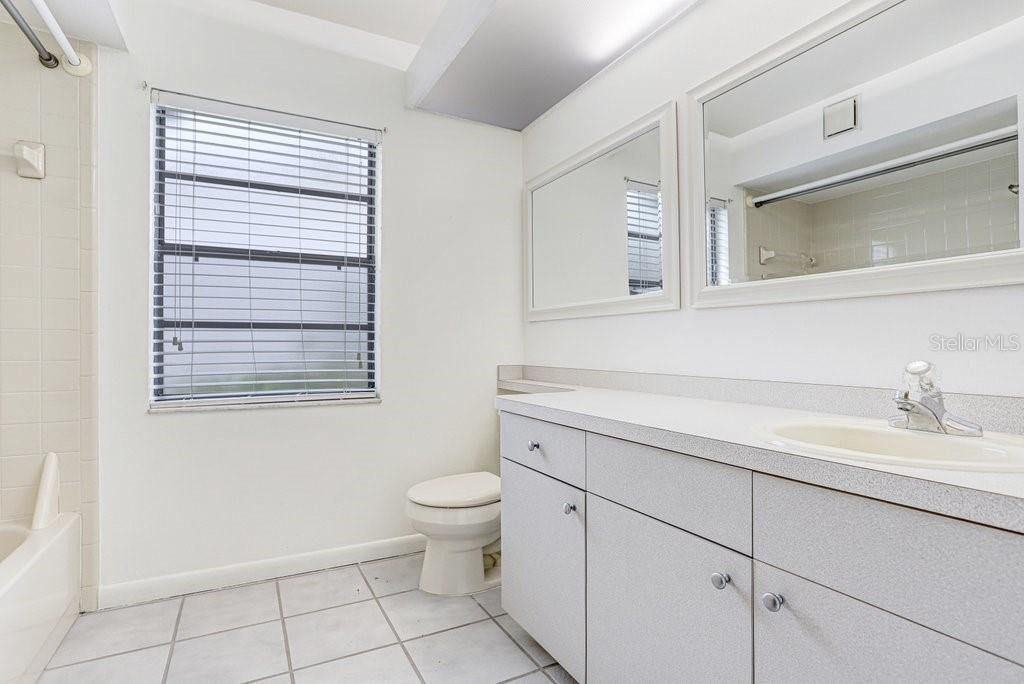 Image 23 of 44 For 1328 Corner Oaks Drive