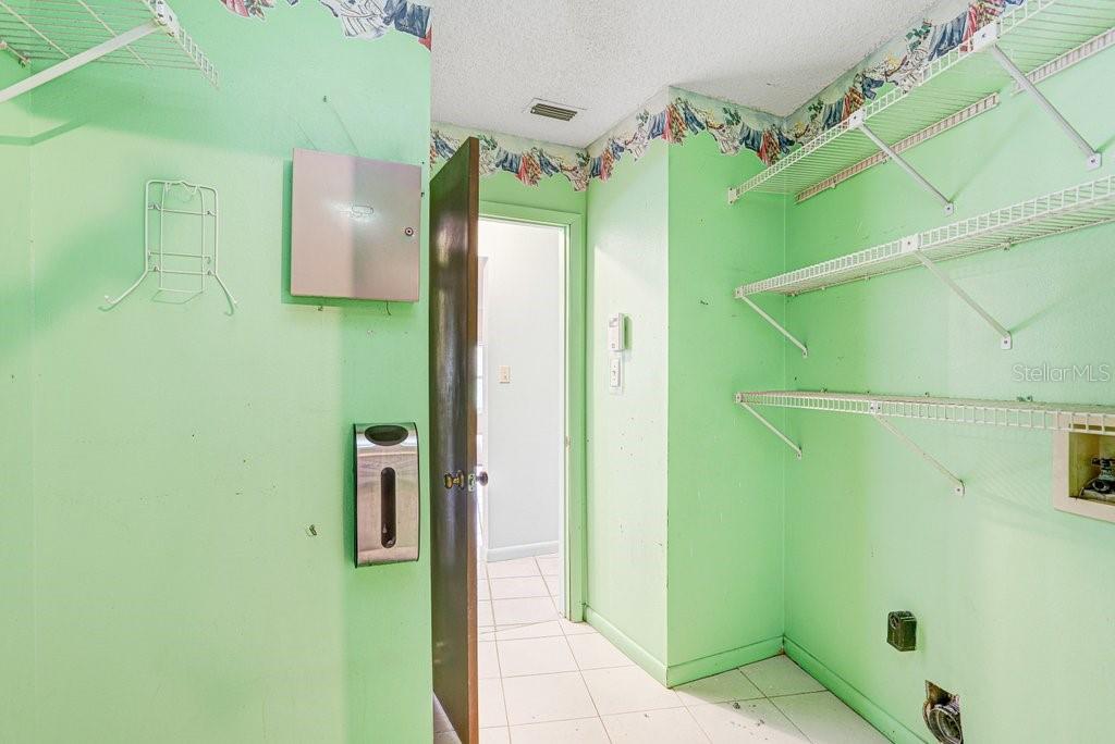 Image 25 of 44 For 1328 Corner Oaks Drive