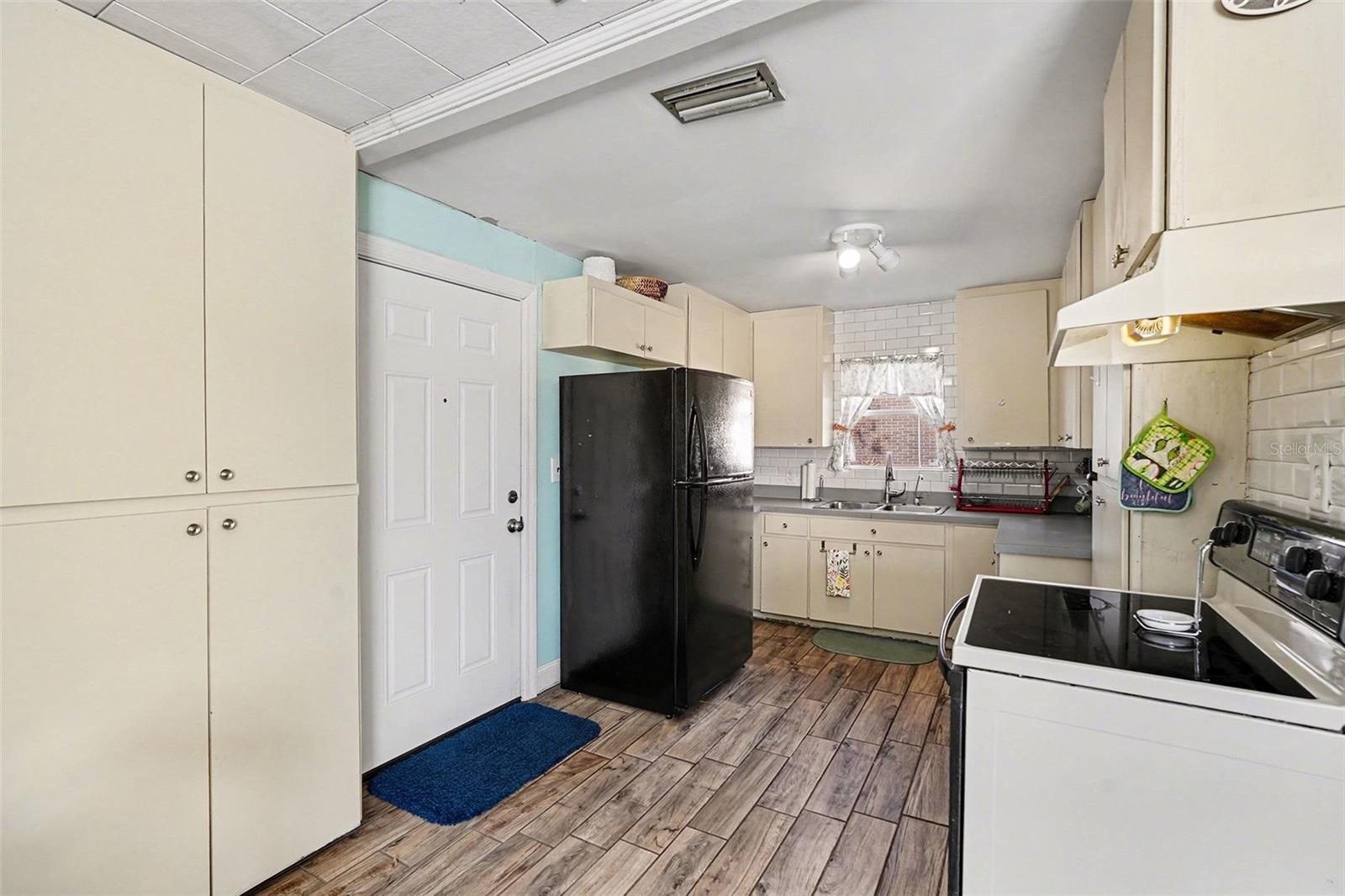 Image 15 of 28 For 2102 Columbus Drive