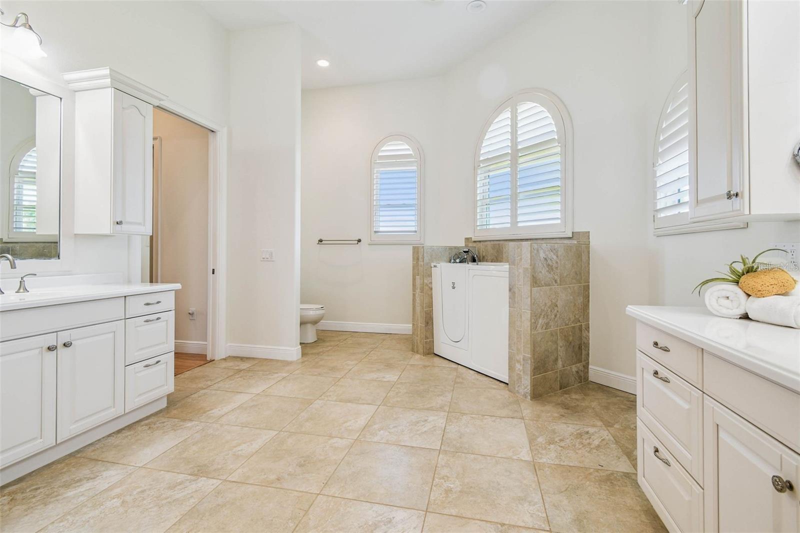 Image 54 of 100 For 3215 Gulf City Road