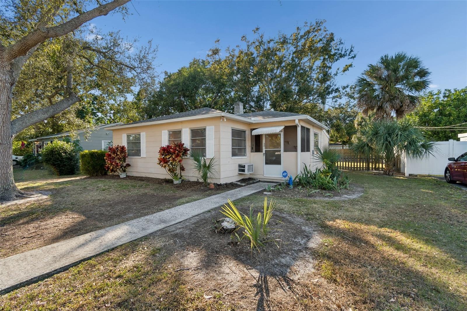 Image 3 of 27 For 1001 Hull Street S