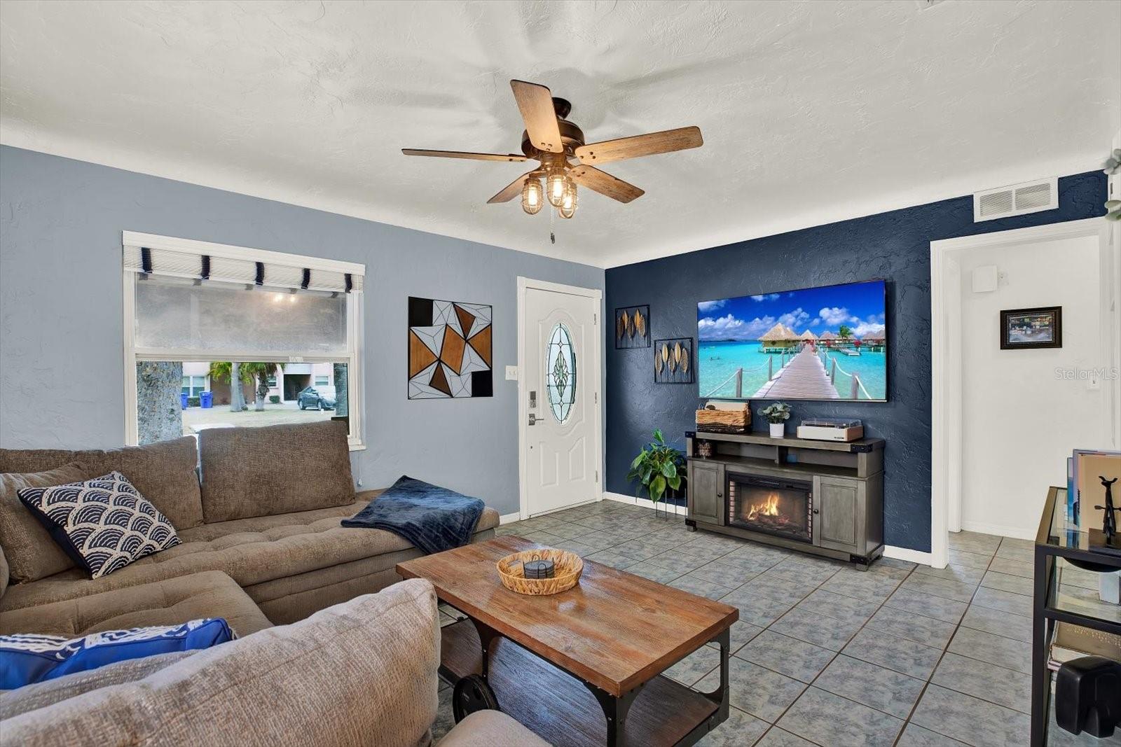 Listing photo id 8 for 1322 Freemont Street S