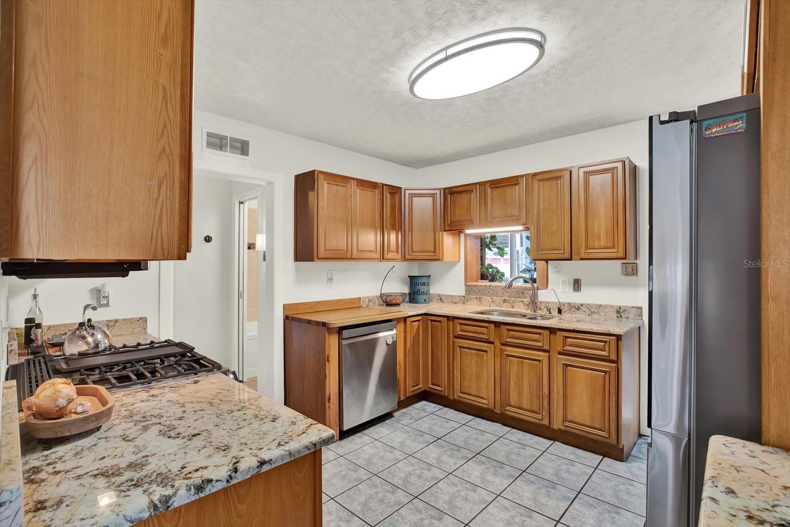 Listing photo id 10 for 1322 Freemont Street S