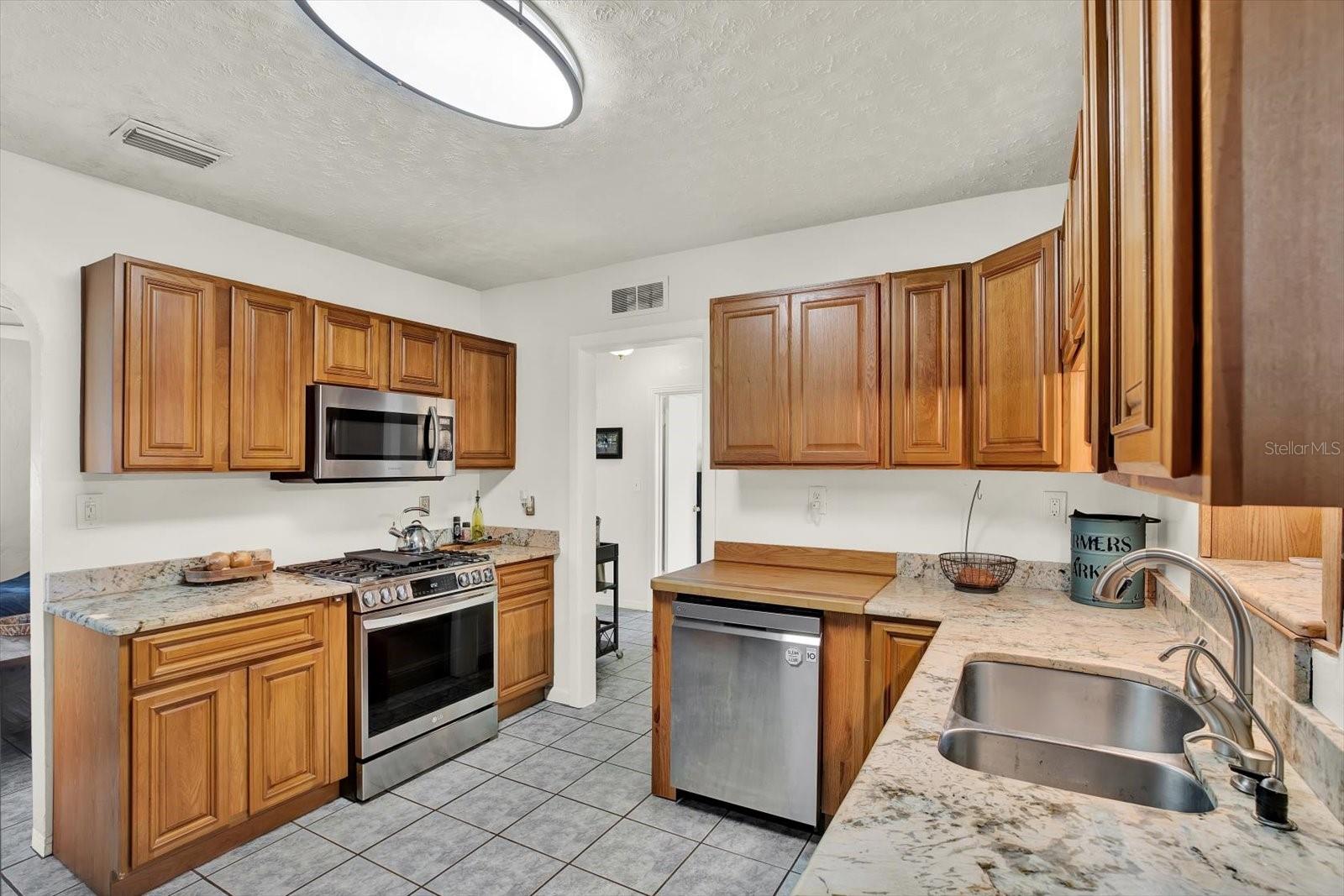 Listing photo id 11 for 1322 Freemont Street S