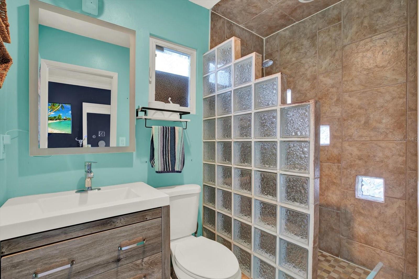 Listing photo id 17 for 1322 Freemont Street S